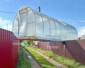 Под Челнами теплицу унесло ветром  — конструкция перекрыла улицу в СНТ