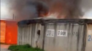 Два автомобиля сгорели при пожаре в гаражном кооперативе Набережных Челнов
