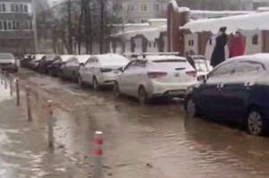 В Казани дворы на Гарифьянова затопило из-за прорыва старого водопровода