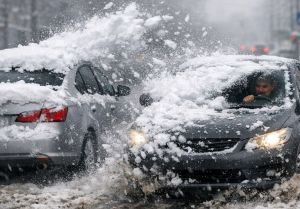 Что делать, если снег или лёд с чужой машины повредил ваш автомобиль