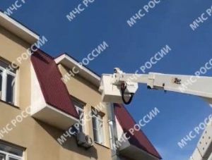 В Заинске пожарные сняли тело мужчины с крыши административного здания