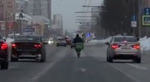 В Казани задержан курьер на электровелосипеде за нарушение ПДД и неповиновение