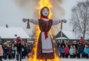 Россиянам напомнили о штрафах за сжигание чучела на Масленицу