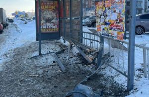 В Челнах автомобиль врезался в остановку «16-й комплекс»