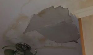 В Челнах жители жалуются на протекающую крышу в доме 25/16