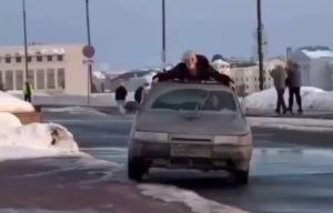 В Казани задержали водителя за поездку на крыше авто у Кремля