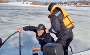 В Чистополе спасли мужчину, провалившегося под лёд на Каме