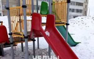 В Челнах 6-летняя девочка в тяжелом состоянии после падения на площадке