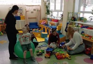 Волонтеры подарили сухой бассейн детям детсада №106 «Забава»