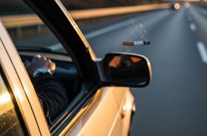 За окурки из окна авто грозит штраф до 50 тысяч рублей