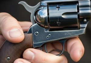 В Челнах задержали мужчину за стрельбу у жилого дома