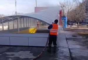 В Челнах моют остановки и подземные переходы после зимы