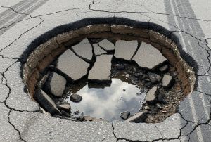 В Челнах водитель отсудил 470 тыс. за ДТП из-за ямы