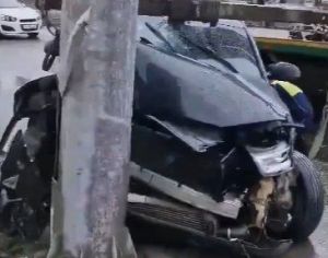 В Казани Audi после столкновения врезалась в столб