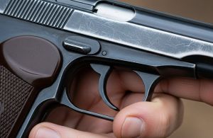 В Челнах задержали мужчину за стрельбу из пистолета на улице