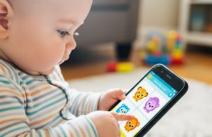 Психолог назвала оптимальный возраст для первого смартфона