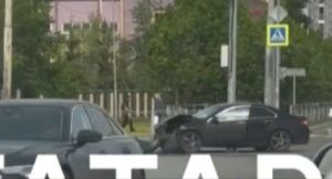 В Казани после ДТП легковушка перевернулась на тротуаре