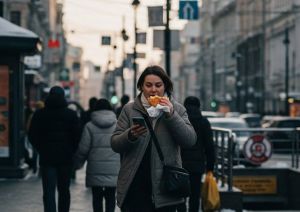 Питание на бегу: как изменилась культура еды в современном мире