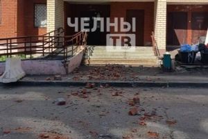 В Челнах проверяют УК после падения кирпичей с фасада дома