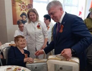 Наиль Магдеев поздравил ветеранов в госпитале Челнов