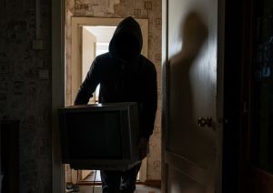 В Челнах мужчина после освобождения украл у родственницы телевизор