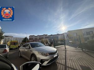 В Челнах автомобиль сбил трёхлетнюю девочку на самокате во дворе дома