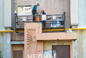 Жильцы дома в Челнах заявили об опасной люльке под напряжением