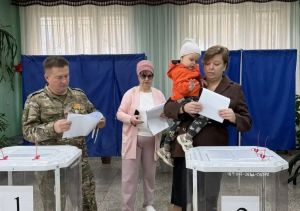 Боец с позывным Бамель пришел на выборы вместе с семьей