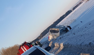 В Татарстане пассажирский автобус опрокинулся в кювет