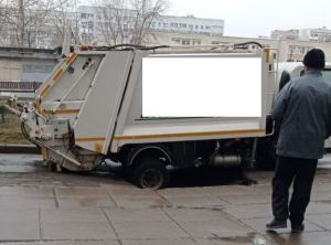 Появились подробности инцидента с провалившимся асфальтом под мусоровозом во дворе дома в Челнах