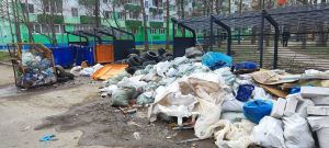 Горы мусора: жители Челнов жалуются на скопившийся мусор у дома в 4 комплексе