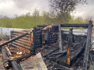 Пожар уничтожил баню в Челнах, владелец пытался тушить огонь самостоятельно