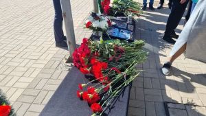 В Казани у генконсульства Ирана возлагают цветы в память о погибшем президенте