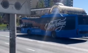 В Челнах жители заметили автобусы большой вместимости, украшенные к 9 Мая