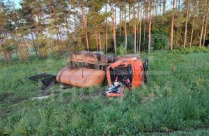 На трассе в Татарстане «КАМАЗ» вылетел в кювет, водителя зажало в салоне