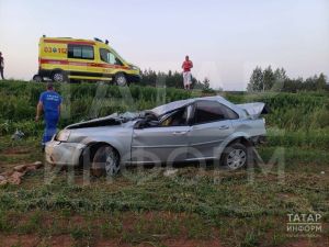 В Татарстане на трассе легковушка вылетела с дороги и перевернулась, погиб водитель