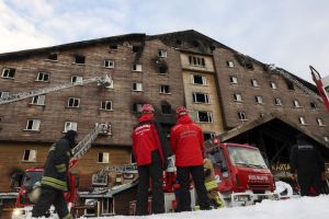 В Турции арестованы 15 человек по делу о пожаре на горнолыжном курорте