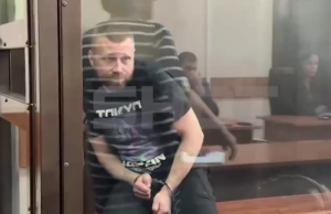 Отец, выбросивший дочь с балкона, вёл себя агрессивно в суде