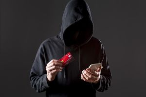 Двое казанцев лишились денег, поверив фейковым продавцам в сети