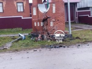 В Балтасинском районе водитель легковушки погиб, врезавшись в кирпичную стелу