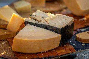 Учёные выяснили, что сыр помогает защититься от деменции