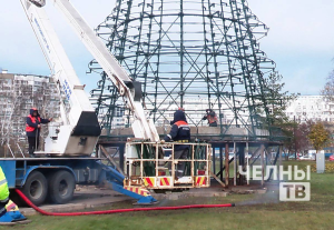 В Набережных Челнах начали устанавливать главную новогоднюю ёлку