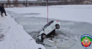 У «Ак Барс Арены» автомобиль упал в Казанку, пассажир погиб