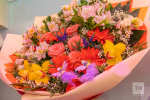 В Челнах мужчина подарил цветы любимой за чужой счет