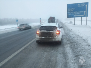 Спасатели МЧС помогли замерзающей семье на трассе в Татарстане