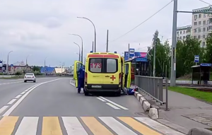 Пьяный пациент выпал из машины скорой в Челнах и напал на медиков