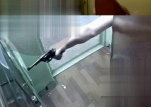 В Набережных Челнах мужчина выстрелил в дверь соседа, возбуждено дело