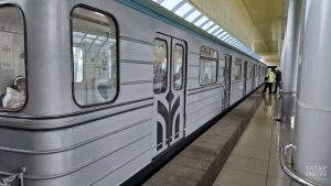 В Казани мужчина прыгнул на рельсы метро ради селфи и был задержан