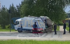 В Челнах мусоровоз провалился в фонтан на набережной Тукая