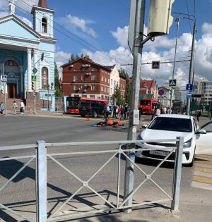 В центре Казани мотоциклист получил тяжелые травмы в ДТП с Kia